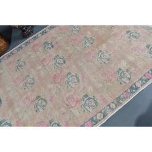 พรมตุรกีวินเทจคลาสสิกสีเบจขนแกะสีชมพูทำด้วยมือสี่เหลี่ยมสไตล์การเย็บปะติดปะต่อกันสำหรับห้องนั่งเล่นวัยรุ่น4'8'x 7'7'' - Product Image 5