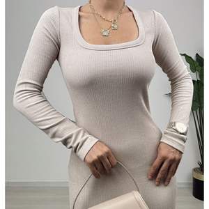 1013 ชุดเดรสไหมพรมคอวีทรงเข้ารูป ดีไซน์เรียบง่ายทันสมัย - Product Image 5