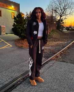 Chándal de 2 piezas con parche de socorro personalizado del fabricante, acampanados y pantalones de chándal Sudadera con capucha, conjunto recortado con lavado ácido de 2 piezas - Product Image 5