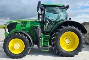 Tracteur agricole d'occasion John Deere 6215R 120 CV avec cabine 4x4, prise de force et hydraulique avancée pour travaux sur le terrain - Product Image 2