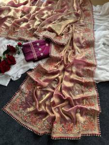 Bordure florale de créateur avec broderie détaillée et petits pompons suspendus, ainsi que des motifs Butti sur toute la surface du sari et de la blouse. - Product Image 6