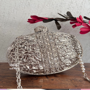 Pochette en métal argenté fabriquée à la main avec un filigrane complexe et un design de défilement sculpté. Disponible au prix de gros. - Product Image 6