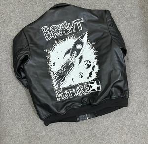 Vente en gros de vêtements de ville personnalisés pour hommes, veste noire à fermeture éclair recadrée avec broderie de détresse avec strass, vestes en cuir PU à la mode pour hommes - Product Image 2