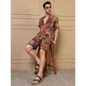 ชุดเซ็ตเสื้อเชิ้ตแขนสั้นลายพิมพ์นามธรรมสีน้ำตาลสำหรับผู้ชาย ยี่ห้อ Amanush พร้อมกางเกงขาสั้นระดับเข่า ชุดลำลองสำหรับฤดูร้อน - Product Image 1