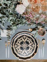 Plaque de chargeur de Table en métal Vintage, plaque de chargeur blanc et or, plaque de chargeur en métal design en relief Chargeur occidental minimaliste - Product Image 2