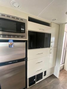 Camping-car de luxe Tiffin Motorhomes Wayfarer 2021, blanc, norme d'émission Euro 5, capacité 4-6 personnes, expérience de camping optimale. - Product Image 4