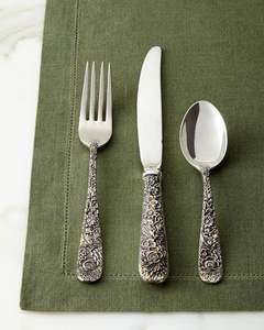 Ensemble de couverts en métal au design moderne et élégant, parfait pour les repas de table en famille. - Product Image 5