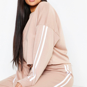 Ensemble de survêtement pour femme avec bandes latérales – Collection été 2023 – Tenue de sport abordable - Product Image 3