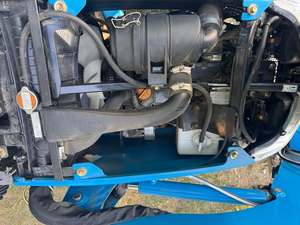 Tracteur d'occasion LS MT122 21HP 4x4 à transmission par engrenages avec chargeur multifonctionnel pour usage agricole - Product Image 3