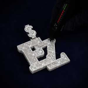 Colgante EZ Personalizado de Oro de 14K con Moissanita de Corte Baguette Engastada en Canal, Regalo Unisex - Product Image 1