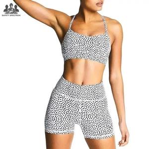 Conjunto de Top Deportivo y Pantalones Cortos de Yoga para Mujer |   Frontal |   Ropa Deportiva sin Costuras |   Ajuste Escultor de Alta Elasticidad |   Secado Rápido Ecológico |   Privado - Product Image 1