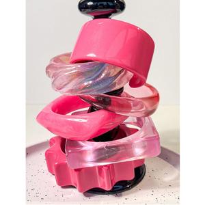 Bracelets en résine imperméables artistiques et modernes pour femmes avec un design tendance, accessoire de mode personnalisable pour un look élégant - Product Image 1