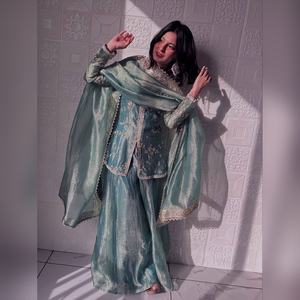 Conjunto de salwar kameez sharara de algodón multicolor de última moda con detalles de bordado resham y elegante dupatta de seda 2025 - Product Image 1