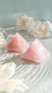 Pyramide de Quartz Rose Naturel Pierre de Cristal Rose Gemme Décorative pour la Vente en Gros - Product Image 5