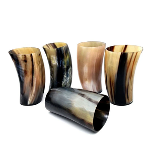 Corne à boire viking naturelle polie de haute qualité, sculptures, base courte, verre pour méad, bière, pour la décoration de la maison - Product Image 1