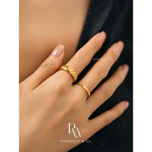 Anello Minimalista Impermeabile con Fascia Dorata, Antiossidante, con Intarsio a Cuore Intrecciato, Sottile e Impilabile, Regalo per la Mamma - Product Image 4