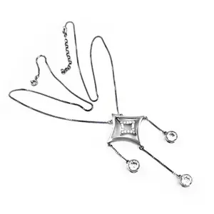 Collar con Colgante Geométrico Plateado para Mujer, Chapado en Oro con Cristales, Diamantes y Perlas en una Cadena de Eslabones, Joyería de Latón - Product Image 2