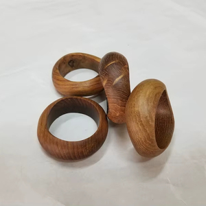 Anillo para servilletas de madera de acacia con forma irregular - diseño de lujo premium para vajilla - Product Image 1