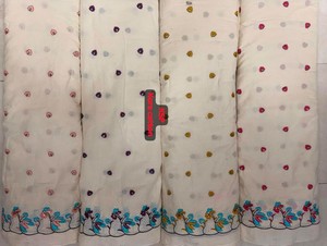 Tissu de broderie en coton doux avec motifs floraux et géométriques idéal pour les vêtements de mode, les accessoires et la décoration intérieure - Product Image 3