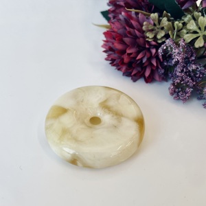 Colgante de Ámbar Báltico Amarillo y Blanco en Forma de Donut, Collar de Ámbar Natural Circular - Product Image 1