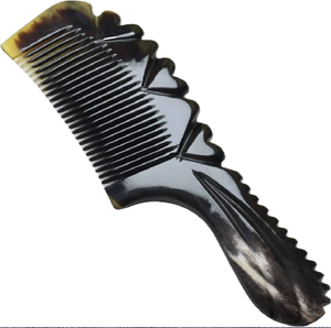 หวีฮอร์นสีเข้มพร้อมด้ามจับแกะสลักการออกแบบที่ทนทานสำหรับการใช้งานในชีวิตประจำวันเครื่องมือกรูมมิ่งธรรมชาติที่เป็นเอกลักษณ์มีจำหน่ายในราคาขายส่ง - Product Image 1