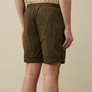 Short cargo uni écologique en polyester olive foncé pour hommes avec taille élastique et poche latérale pour tenue décontractée d'été - Product Image 2