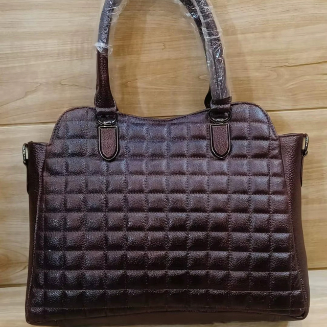 Elegant Full Grain Leather Water Resistant Tote Bag Solid Color Quilted Design Zipper Hasp Closure Chains All Seasons Daily Use