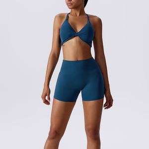 Short sculptant bleu foncé à séchage rapide et soutien-gorge de sport à bretelles avant torsadé décolleté plongeant femmes entraînement deux pièces ensemble pour les femmes - Product Image 1