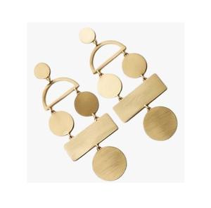 ต่างหูโลหะลวดลายดอกไม้ที่สวยงามพร้อมรายละเอียดที่ซับซ้อนและพื้นผิวแบบโบราณเพื่อให้ดูมีความซับซ้อนและดูเป็นผู้หญิง - Product Image 3