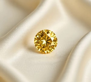 Moissanite jaune de 4 carats de qualité supérieure, créée en laboratoire |   Pierre précieuse ronde taille brillant, VVS1, couleur D, avec jeu de couleurs - Product Image 2