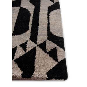 พรมถักมือ Aakar by Kavi JPRM-3212 ทำจากขนสัตว์และไหม สีเทาและดำ ลายเรขาคณิต รูปทรงสี่เหลี่ยมผืนผ้า เหมาะสำหรับห้องโถงหรือห้องพัก ทอแบบเรียบ - Product Image 4