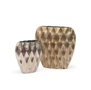 Floreros de metal de aluminio hechos a mano personalizados al por mayor diseño de tendencia para el exportador del mercado de bodas - Product Image 2