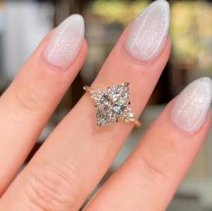 Anillo de Diamante Moissanita de Oro de 10K Exquisito, Superventas, para Compromiso o Fiesta, Disponible para la Venta desde India - Product Image 2