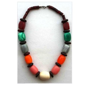 Collier en acajou rouge et résine africaine jaune comme collier de perles fait à la main collier multicolore avec ange écologique et bouddhisme - Product Image 2
