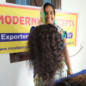 Vente en gros d'extensions de cheveux de temple indien vierge non transformés à 100% ° vague libre de Tengle naturel brut vague naturelle bouclée noire GRATUITE - Product Image 6