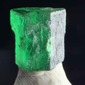 Gema Brillante, Cristal de Esmeralda Natural con Corte Hexagonal, 9.1 Quilates |   Espécimen de Esmeralda Verde en Bruto |   Valle de Swat, Pakistán | - Product Image 3