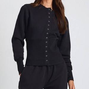 Ensemble coordonné en molleton pour femme à boutons sur le devant, pantalon large et haut court à manches longues, personnalisable avec logo, OEM ODM - Product Image 6