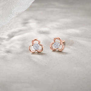 ต่างหูเพชรทรงกลม Lustre Bloom - Product Image 1