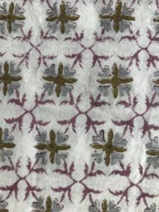 ผ้าฝ้ายพิมพ์ลายด้วยมือ ลายดอกไม้สีเขียวมะกอกและสีเทา พร้อมลวดลายเรขาคณิตสีไวน์ - Product Image 2
