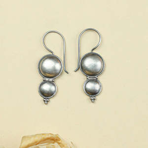 Boucles d'oreilles pendantes en argent 925 Tridha Chandrika, motif en forme de boule, design élégant - Product Image 1