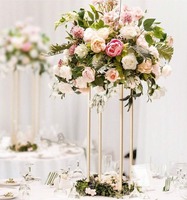 Pièce maîtresse de mariage florale attrayante avec artisanat en métal antique pour la décoration de table de luxe et les thèmes de mariage