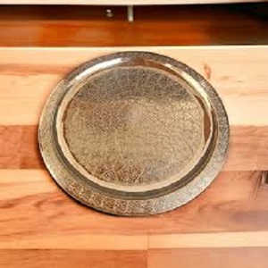 Bandeja de servicio clásica India para el hogar, hotel y restaurante, último diseño, bandejas de servicio de latón, bandeja de utensilios de cocina redonda hecha a mano India - Product Image 1
