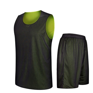 Uniformes de basket-ball personnalisés tissu léger en maille respirante tenue athlétique durable équipement élégant et confortable pour l'entraînement - Product Image 3