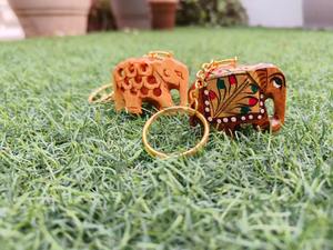 Porte-clés éléphant en bois artisanal assorti, breloque peinte à la main, idée cadeau unique, cadeau Diwali mignon pour amoureux des animaux - Product Image 3