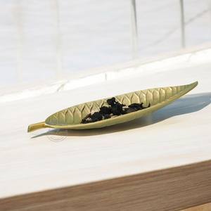 Plateau décoratif en laiton en forme de feuille pour les fruits secs et les collations Design élégant pour la table à manger Style durable et artisanal - Product Image 1
