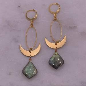 Boucles d'oreilles artisanales en laiton pour femmes avec motifs ethniques et finition antique parfaites pour les tenues de fête indiennes traditionnelles - Product Image 6