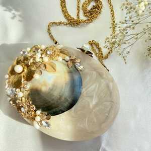 Nouvel arrivage de pochette en résine de style bohème pour femmes sac à main multicolore artisanal avec bouton de décoration pour vêtements de fête - Product Image 1