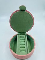 Boîte de rangement de luxe en bois et tissu velours, design complexe, brodée à la main, personnalisable (couleur, taille, logo) pour bijoux