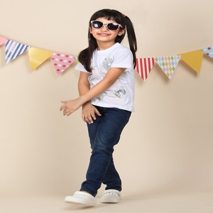 Camiseta de cuello redondo Smart Look 100% algodón para niñas disponible en diferentes métodos de impresión seleccionados a mano para la venta - Product Image 2