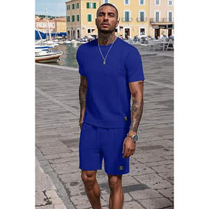 Conjunto de ropa deportiva transpirable ligera para hombre: camiseta de verano elegante y pantalones cortos a juego para hacer ejercicio todos los días o viajar - Product Image 2